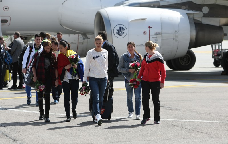 S-au întors eroinele de la Fed Cup! Primite cu flori și cu zâmbete / FOTO