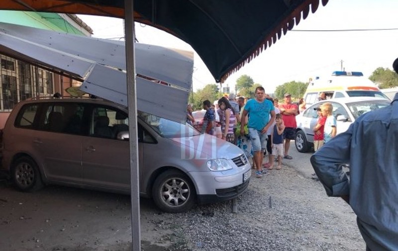 UPDATE/ O mașină a intrat în terasa unui bar din Iași. Șoferul ar fi adormit la volan