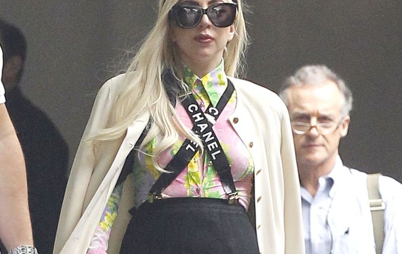 Am trăit s-o vedem și p-asta! Lady Gaga, îmbrăcată aproape NORMAL | FOTO