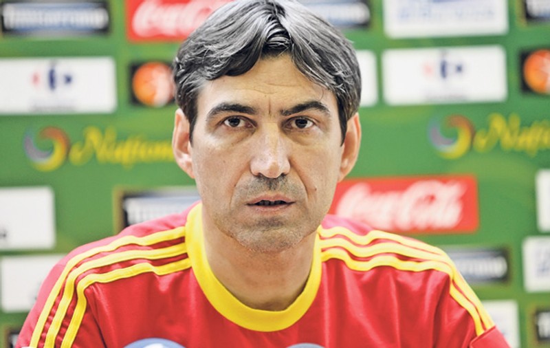 Selecţionerul Victor Piţurcă a apărut, în premieră, la conferinţa de presă cu tâmplele încărunţite