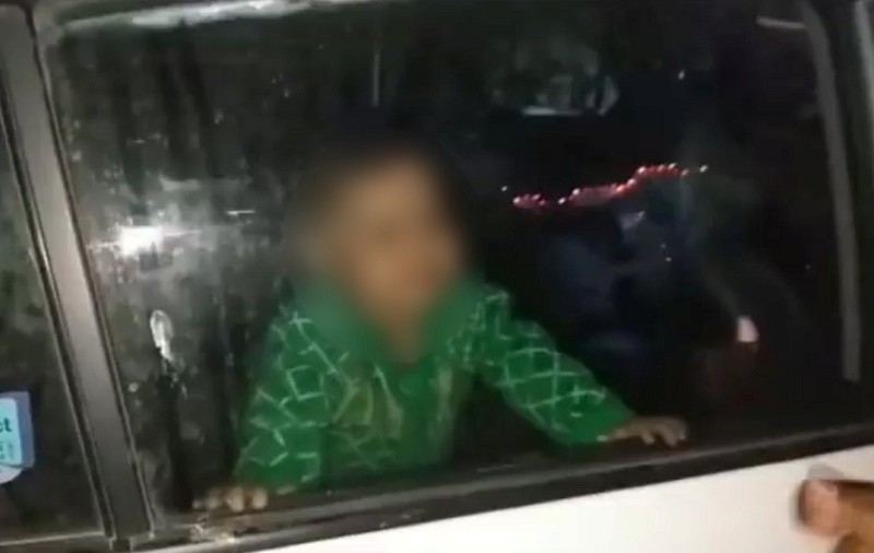Fetiță de trei ani încuiată de mama beată în mașină, la 3 dimineața, în centrul vechi al unui oraș german. Femeia plecase să se distreze