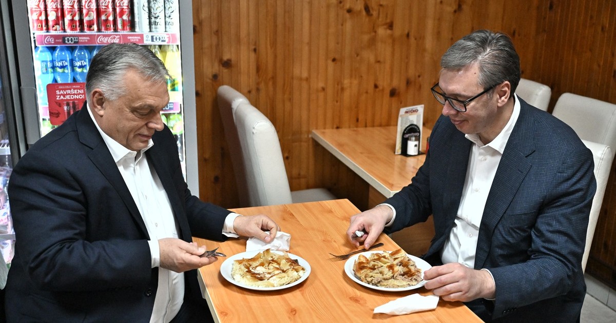 27 noiembrie 2025 - Viktor Orban (stânga) și Aleksandar Vucic iau prânzul într-o brutărie din Subotica, Serbia. Imagine cu caracter ilustrativ Foto: Profimedia