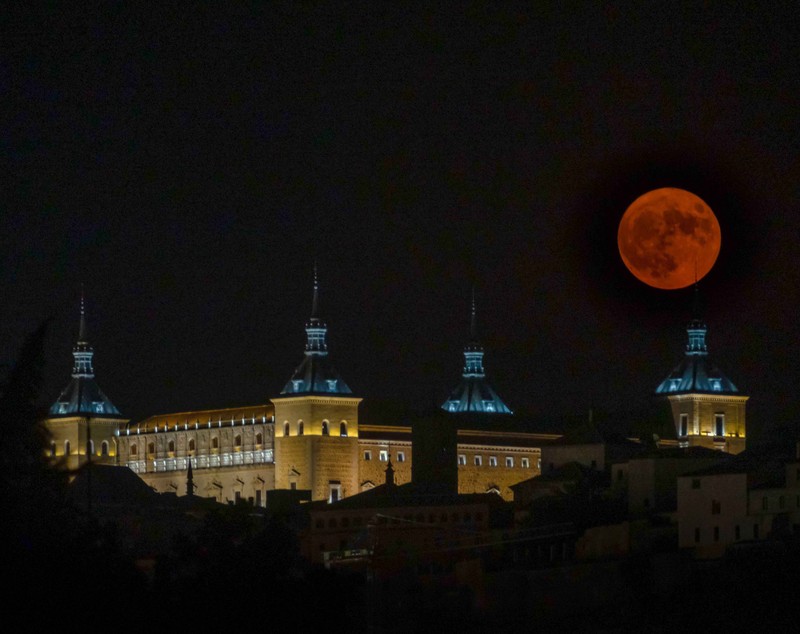 SuperLuna, văzută din marile orașe ale lumii. Imagini spectaculoase cu fenomenul astronomic