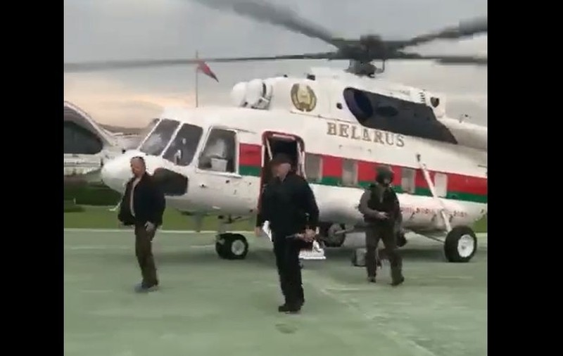 VIDEO | Lukașenko, filmat înarmat cu un Kalașnikov în mână în timpul protestelor de amploare