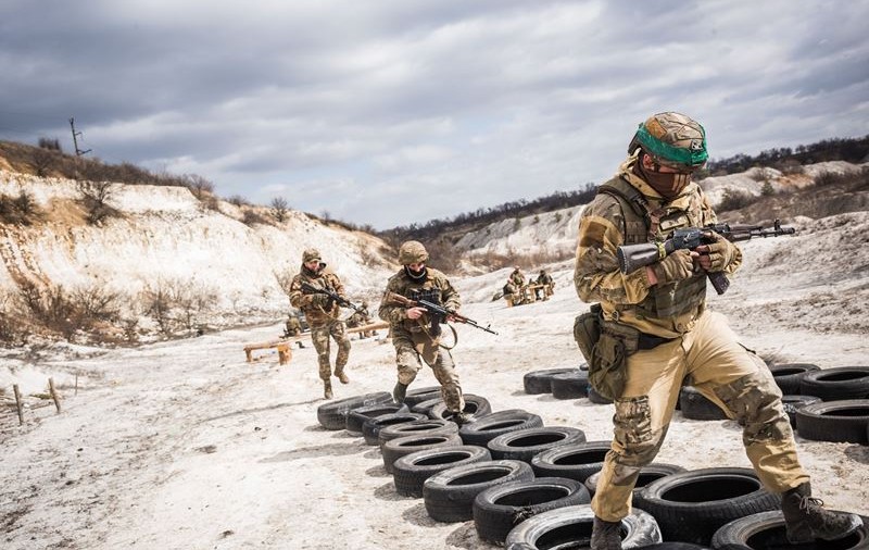 Zelenski a semnat legea care reduce vârsta de mobilizare militară în Ucraina, după un an de așteptare