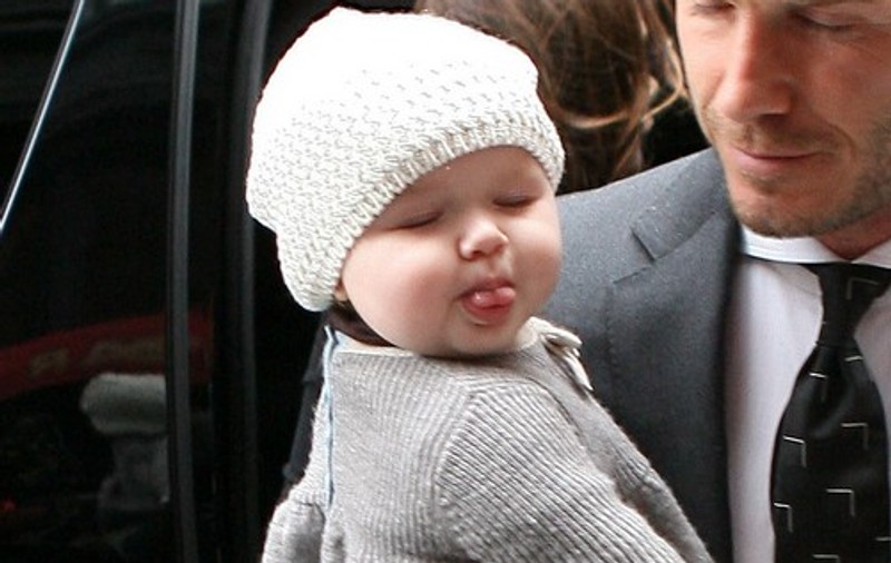 Noroc că este prea mică! Altfel am fi crezut că fetița familiei Beckham este prost-crescută! FOTO