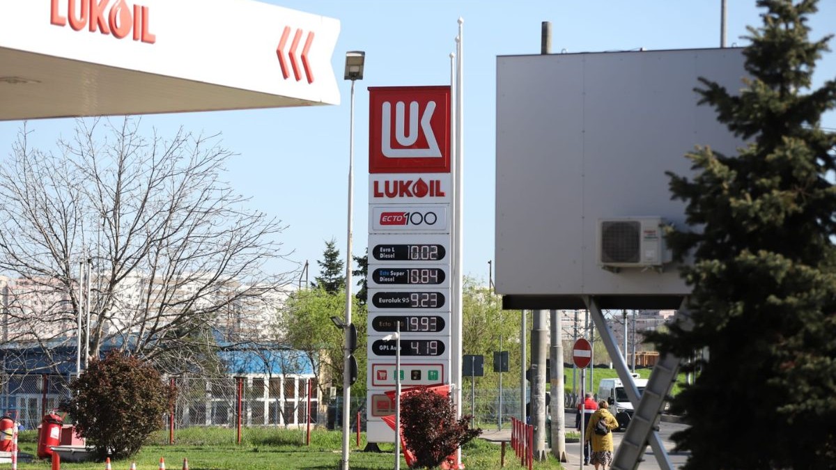 plăcuță de prețuri pentru combustibil de la benzinăria lukoil - amiaza zilei de 7 aprilie 2026
