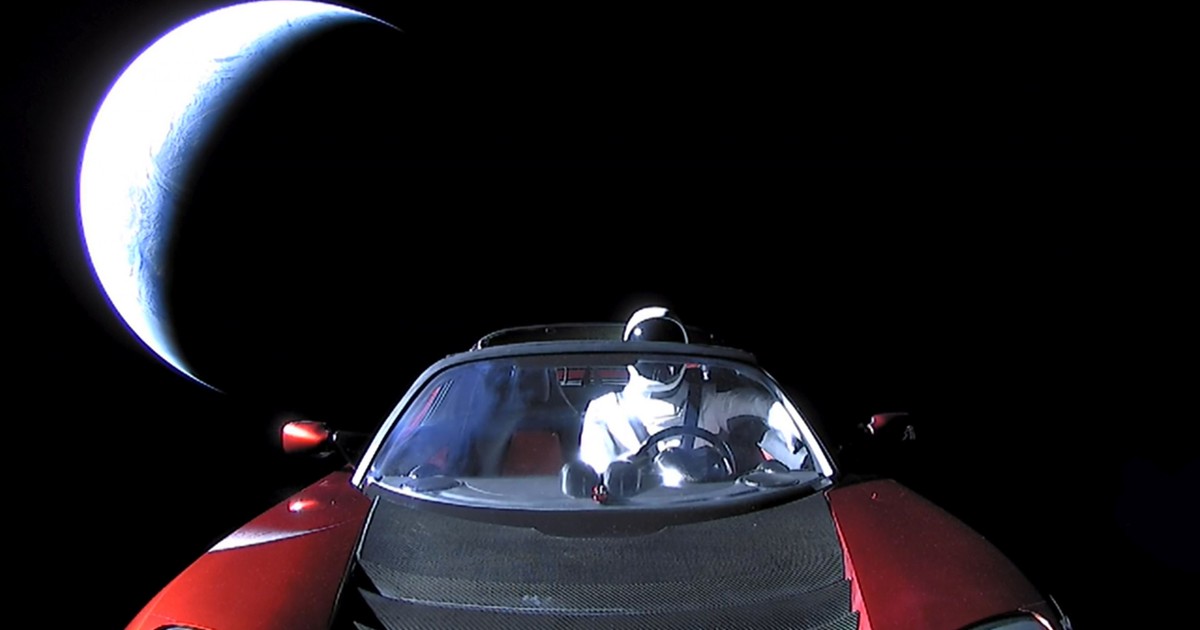 Bazele de pe Lună și Marte vor salva civilizația umană în eventualitatea celui de-Al Treilea Război Mondial, a declarat antreprenorul Elon Musk. Starman pe mașina Tesla Roadster, lansat spre Marte de către SpaceX