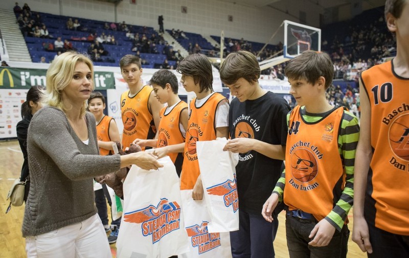 Ana Maria Brânză și Virgil Stănescu, Moși Crăciuni pentru copiii de la Steaua / GALERIE FOTO