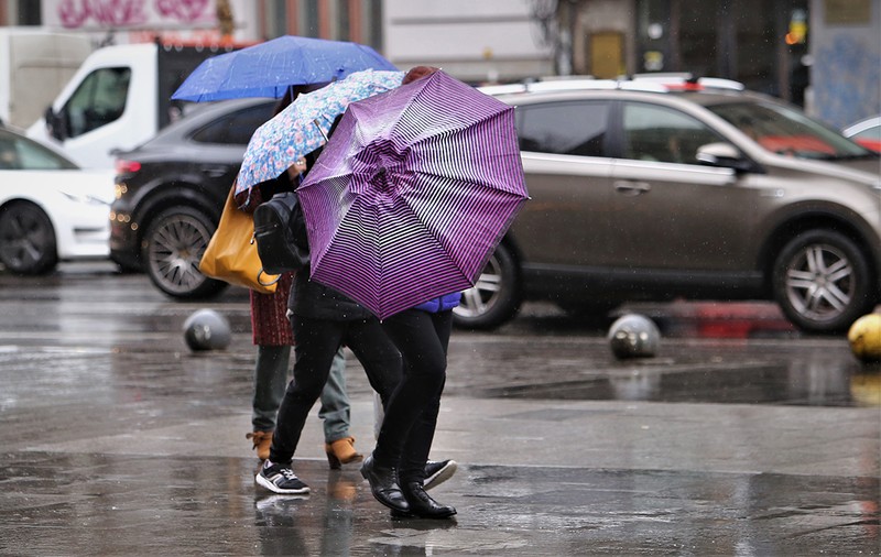 Cod galben de ploi torențiale în vest, sud-vest și sud-est. Sunt anunțate ploi scurte și în București