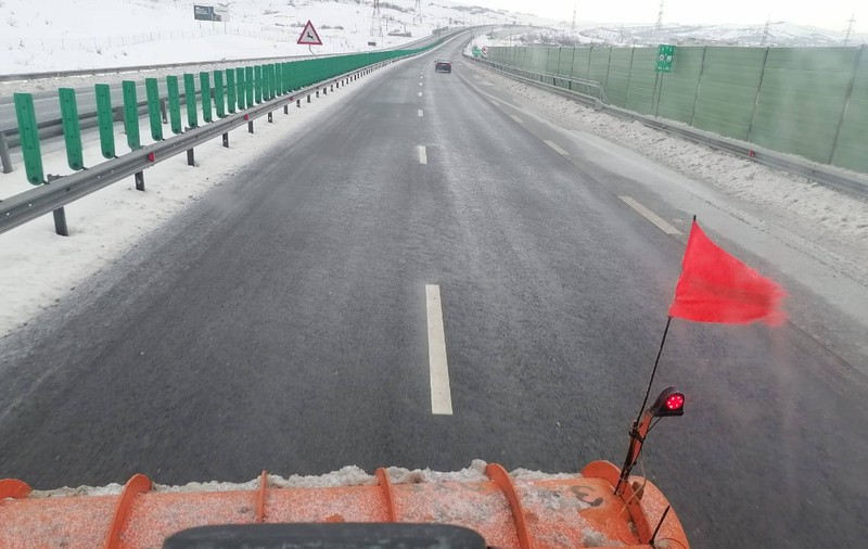 Situația drumurilor din România după gerul și ninsorile puternice din mai multe județe: „1.000 de utilaje acționează pentru a curăța zăpada”