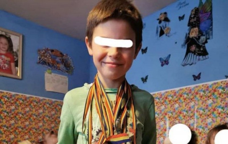 Copilul de 8 ani din Botoșani care-şi îngrijeşte cele patru surori: „Le iubesc tare mult şi încerc să le fie călduţ“