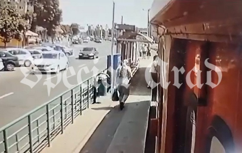 Momentul când o mamă e târâtă de tramvai, în Arad, după ce a urcat căruciorul fiicei sale de 12 ani, cu dizabilități, a fost filmat. Femeia a murit la spital