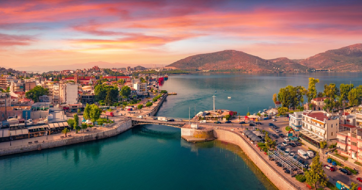 Vedere din dronă a orașului Chalkis cu Podul Vechi din Chalkida, Grecia. Răsărit spectaculos pe insula Eubeea/Evia
