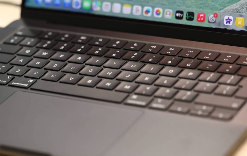 Când se lansează MacBook-ul „de buget” și ce alte produse va prezenta Apple la următorul eveniment