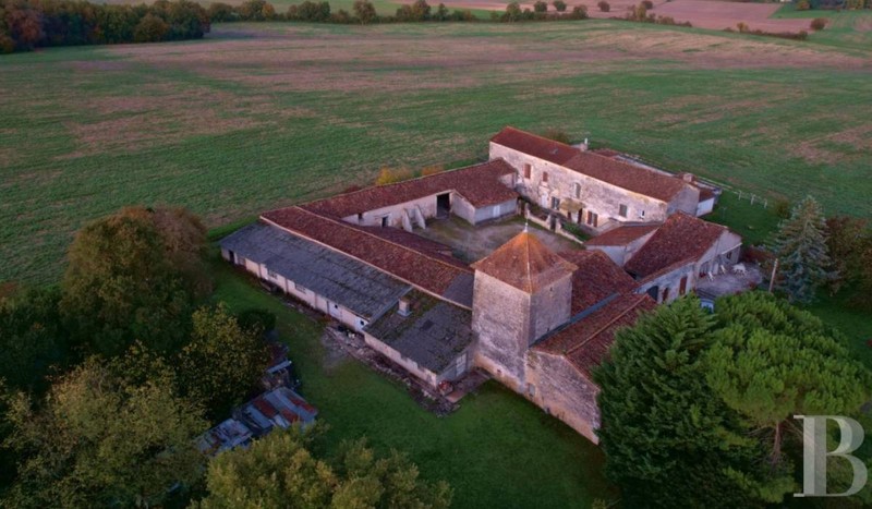 Listată de Patrice Besse la 280.000 de euro, această proprietate cuprinde aproape 400 mp de spațiu locuibil principal și 500 mp de anexe. Foto: patrice-besse.com