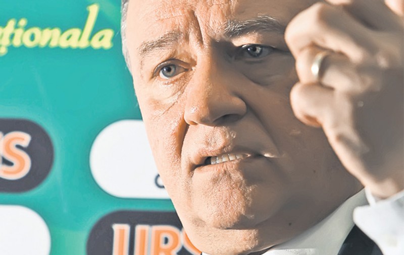 Deşi fotbalul românesc este pe marginea prăpastiei, şeful FRF, Mircea Sandu, anunţă: "Candidez şi în 2014!"