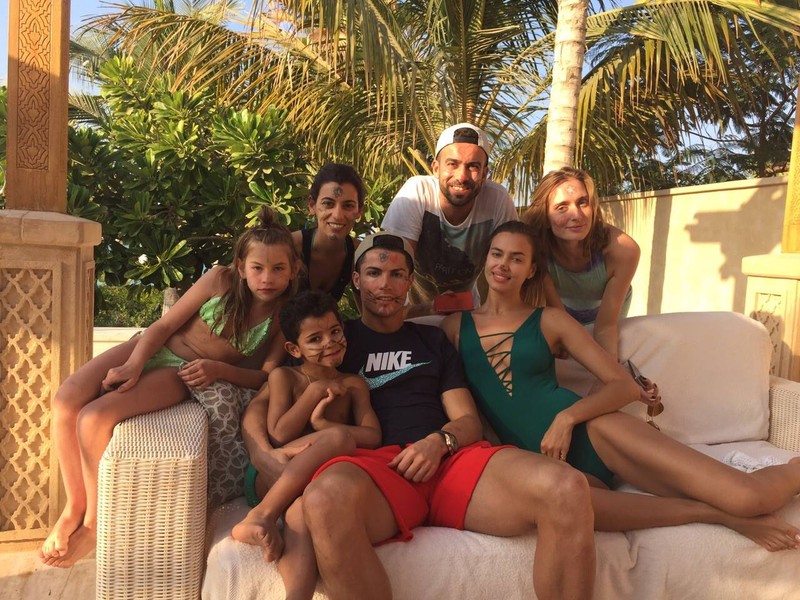 cristiano Ronaldo s-a lăsat pictat pe față de fiul său și de iubia rusoaică. foto: Facebook.com