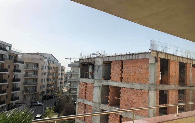 Firmele private din București construiesc la foc continuu. Locatară: „4 ore s-a cutremurat toată casa”