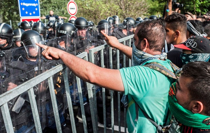 CRIZA REFUGIAŢILOR. ULTIMA ORĂ. Ungaria mobilizează mii de MILITARI şi TANCURI la frontiera cu Serbia