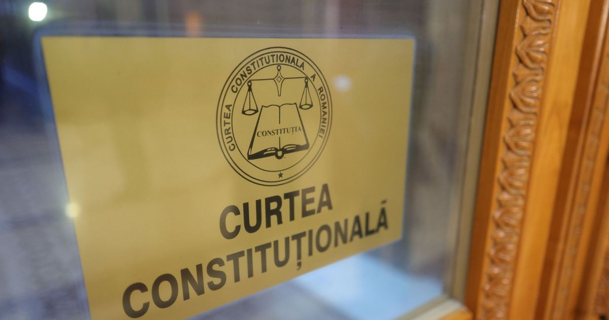 Sigla Curții Constituțională a României pe ușa instituției