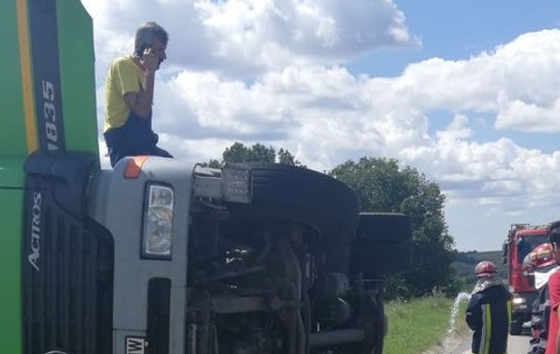 UPDATE: O cisternă cu motorină s-a răsturnat pe DN 65, în județul Dolj. Zona a fost izolată/ FOTO