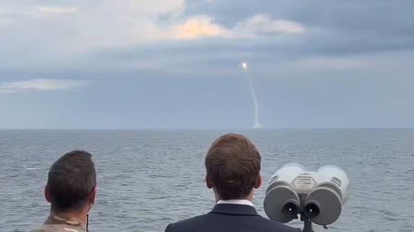Emmanuel Macron (dreapta) asistă la testarea rachetei îmbunătățite M51 Sursa foto captură X @EmmanuelMacron