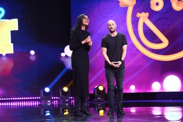 Gabriela Porumbacu, lângă juratul Mihai Bendeac, a ajuns în finala „iUmor”
