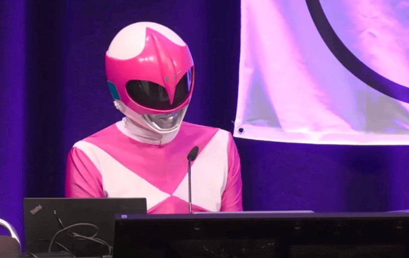 Un hacker costumat într-un Power Ranger roz a șters, live, în fața a mii de oameni, trei site-uri extremiste: „Asta înseamnă cyberterorism”