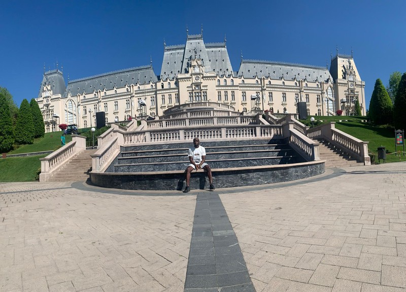 În fața Palatului Culturii din Iași