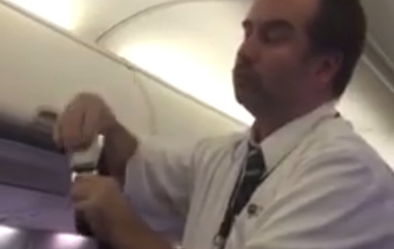 Un steward a făcut show în avion! Ce au văzut toți pasagerii, LA DECOLARE | VIDEO