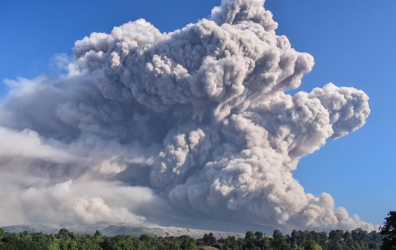 VIDEO spectaculos | Doi vulcani au erupt în Indonezia, pe insule diferite. Coloanele de cenușă au urcat până la 5.000 de metri