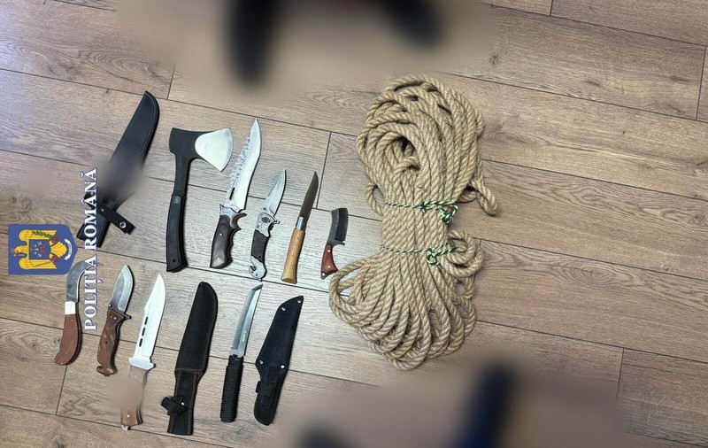 Un student din Timișoara ascundea un arsenal de arme albe în camera de cămin