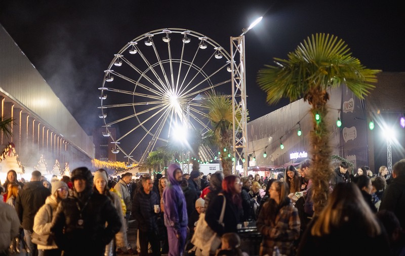 Cât costă un bilet la roata panoramică de la Târgul de Crăciun din București, de la Hala Laminor. Prețul, mai mare decât pentru o porție de mâncare