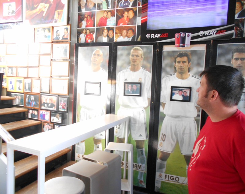 De vorbă cu chef-ul de la localul Sete Cafe, deținut de fostul mare fotbalist Luis Figo în stațiunea de lux portugheză Vilamoura, din Algarve: ^”E mort după carabineros, creveții gigant. Sunt foarte scumpi, dar el îi comandă zilnic!”