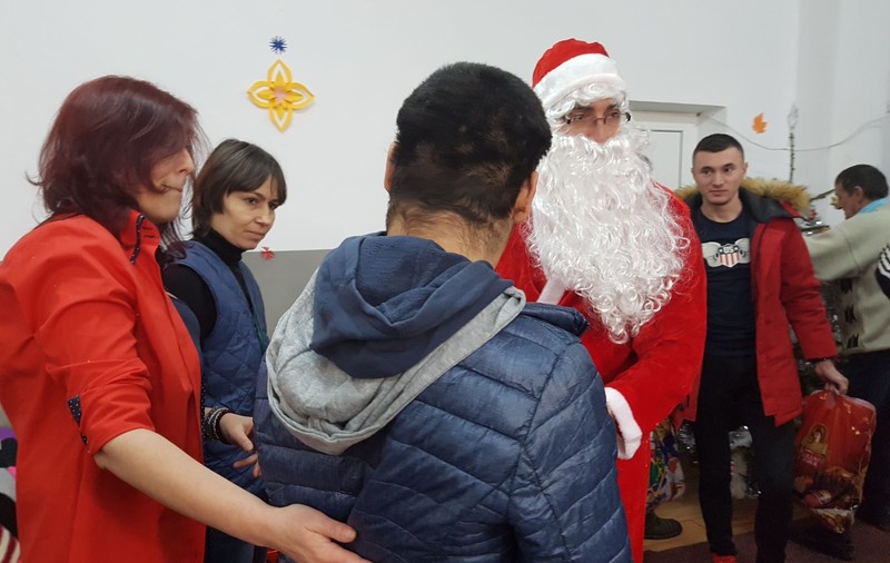REPORTAJ: Ce au primit 15 copii cu handicap sever de la Moș Crăciun trimis de angajații Penitenciarului Vaslui| FOTO/VIDEO