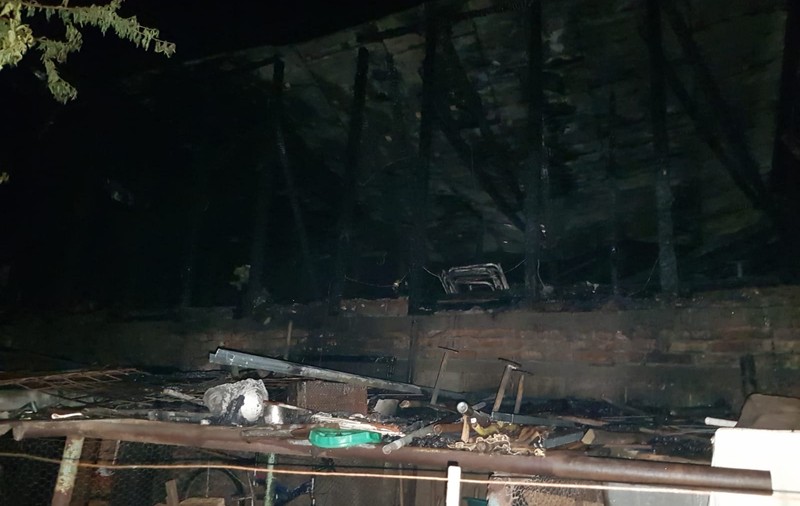 FOTO/ Incendiul din Brăila care a mistuit cinci case a fost provocat de un scurtcircuit. Doi oameni au ajuns la spital intoxicați cu fum