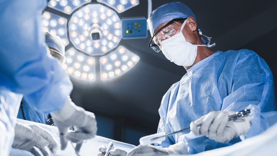 Doctori în timpul unei operații