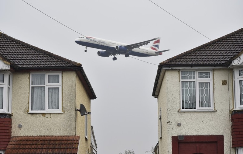 Un britanic a reclamat la Consiliul Local faptul că un avion i-a umplut curtea de deșeuri