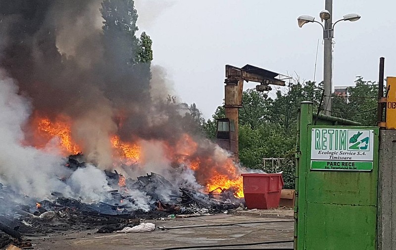 FOTO & VIDEO | Incendiu puternic în Timișoara. Arde un centru de deșeuri electronice, iar fumul se vede de la distanță