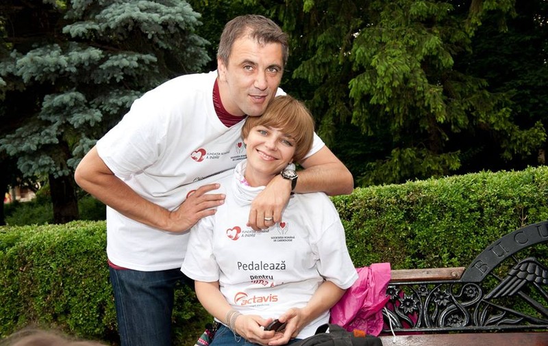 Campanie pentru copiii bolnavi de autism. Geanina Corondan şi Cosmin Cernat, vânzători de îngheţată în buricul Capitalei 
