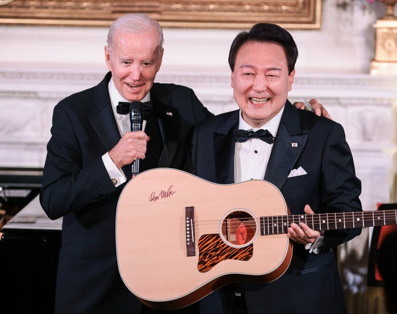 Președintele Coreei de Sud a cântat piesa „American Pie” la cina de stat cu Joe Biden. Ce cadou a primit acesta de la președintele american