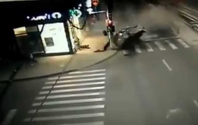 Accident în Brăila precum cascadoriile din filme. Trei tineri au supraviețuit miraculos după ce s-au dat peste cap cu mașina / VIDEO