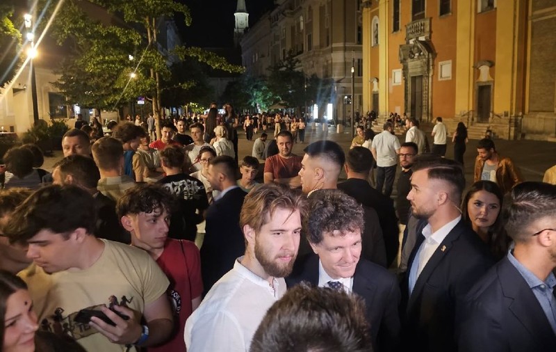 Nicușor Dan, baie de mulțime cu tinerii, la Cluj, la miezul nopții. A semnat autografe și a făcut selfie-uri