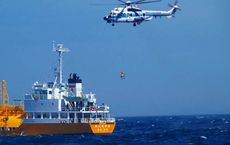 Femeie salvată la 80 de kilometri de coastele Japoniei, după ce a plutit în derivă 36 de ore