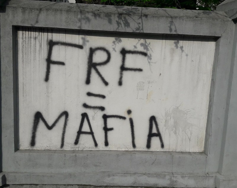 FRF = Mafia! Pereții din jurul sediului FRF sunt plini de mesaje anti-federație care datează de pe vremea lui Mircea Sandu, dar nu le-a șters nimeni! | FOTO