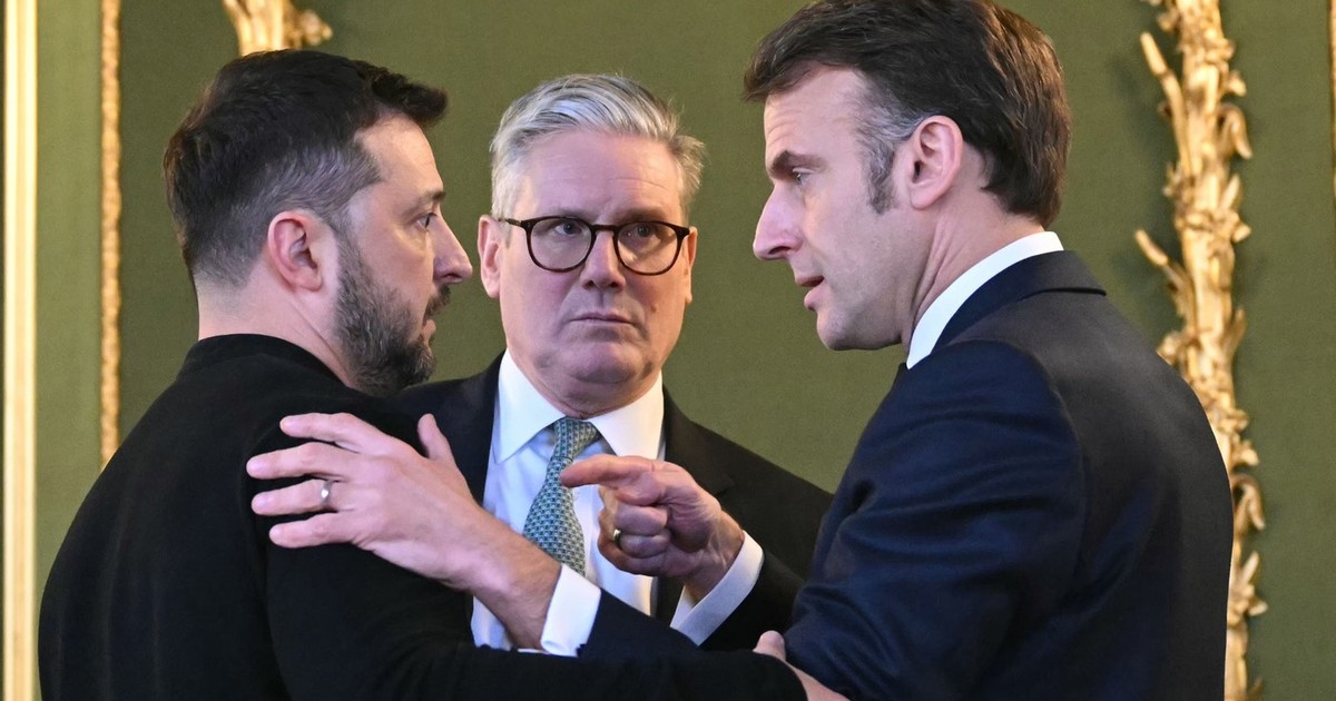 Emmanuel Macron (dreapta), surprins în timpul unei discuții cu Volodimir Zelenski (stânga) și premierul britanic Keir Starmer în marja summitului de la Londra Foto: Profimedia