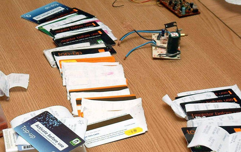 Falsificator de carduri, prins de poliţişti
