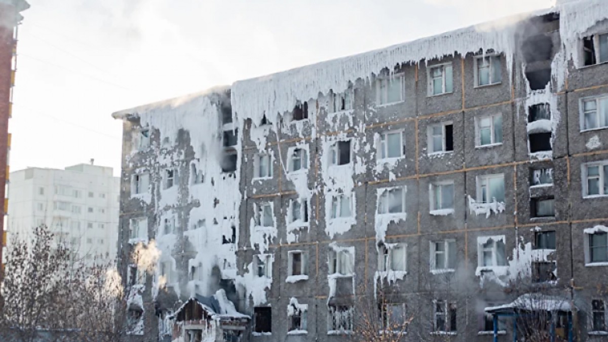 Mai multe familii locuiesc într-un bloc înghețat în Siberia. De ce clădirea nu este branșată la utilități