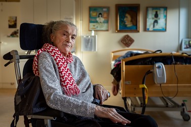 ”Și-n ascuns cu spaimă să mă uit pe trup / dacă pielea brusc a înfrunzit, / voi purta lipite peste sânge numai / hainele în care am iubit” ( Aprilie - Gabriela Melinescu, 1966)